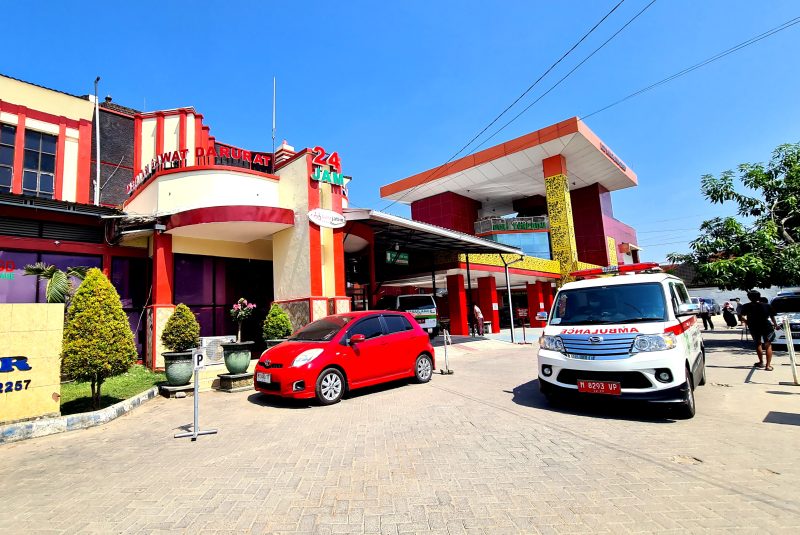 Ambulance melintas di halaman RSUD Dr. H. Mohammad Anwar (RSUDMA) Sumenep. (DOK. KLIKMADURA)
