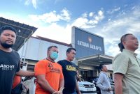 Arif alias Ayik, pelaku penganiayaan terhadap kurir JNT digelandang di Mapolres Sampang. (MOH. IQBALUL KHAVEI MZ / KLIKMADURA)