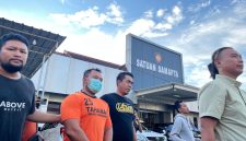 Arif alias Ayik, pelaku penganiayaan terhadap kurir JNT digelandang di Mapolres Sampang. (MOH. IQBALUL KHAVEI MZ / KLIKMADURA)