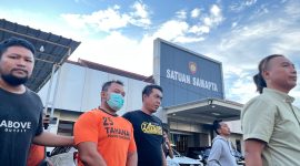 Arif alias Ayik, pelaku penganiayaan terhadap kurir JNT digelandang di Mapolres Sampang. (MOH. IQBALUL KHAVEI MZ / KLIKMADURA)