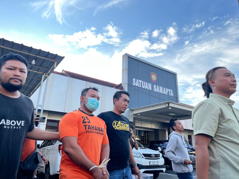 Arif alias Ayik, pelaku penganiayaan terhadap kurir JNT digelandang di Mapolres Sampang. (MOH. IQBALUL KHAVEI MZ / KLIKMADURA)