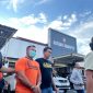 Arif alias Ayik, pelaku penganiayaan terhadap kurir JNT digelandang di Mapolres Sampang. (MOH. IQBALUL KHAVEI MZ / KLIKMADURA)