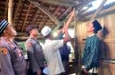 Personel Polsek Palengaan olah TKP pria gantung diri di Dusun Angsokah Barat, Desa Palengaan Daya, Kecamatan Palengaan, Pamekasan. (POLRES PAMEKASAN FOR KLIKMADURA)