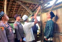 Personel Polsek Palengaan olah TKP pria gantung diri di Dusun Angsokah Barat, Desa Palengaan Daya, Kecamatan Palengaan, Pamekasan. (POLRES PAMEKASAN FOR KLIKMADURA)