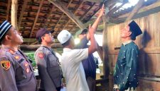 Personel Polsek Palengaan olah TKP pria gantung diri di Dusun Angsokah Barat, Desa Palengaan Daya, Kecamatan Palengaan, Pamekasan. (POLRES PAMEKASAN FOR KLIKMADURA)