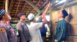 Personel Polsek Palengaan olah TKP pria gantung diri di Dusun Angsokah Barat, Desa Palengaan Daya, Kecamatan Palengaan, Pamekasan. (POLRES PAMEKASAN FOR KLIKMADURA)
