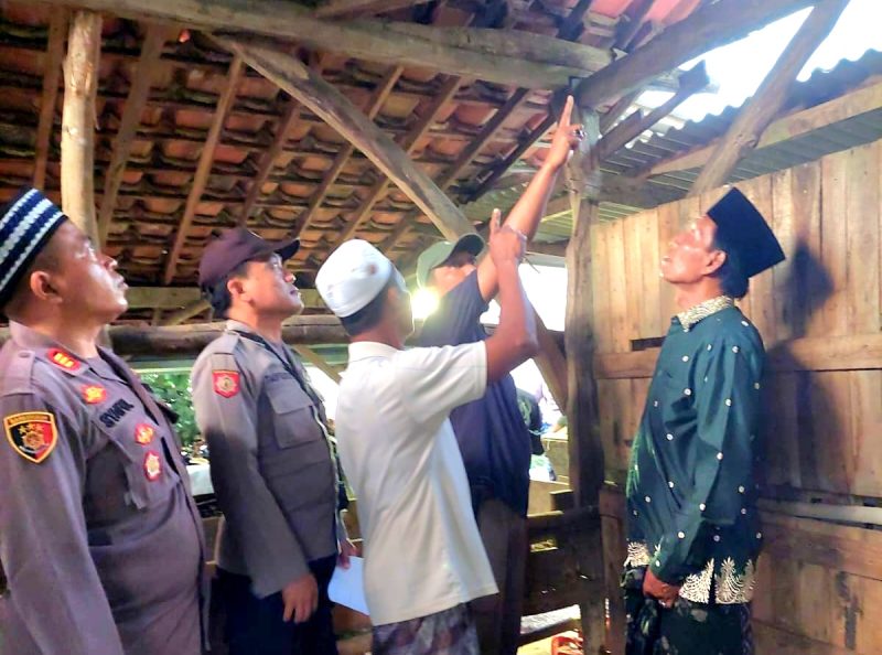 Personel Polsek Palengaan olah TKP pria gantung diri di Dusun Angsokah Barat, Desa Palengaan Daya, Kecamatan Palengaan, Pamekasan. (POLRES PAMEKASAN FOR KLIKMADURA)