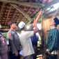 Personel Polsek Palengaan olah TKP pria gantung diri di Dusun Angsokah Barat, Desa Palengaan Daya, Kecamatan Palengaan, Pamekasan. (POLRES PAMEKASAN FOR KLIKMADURA)