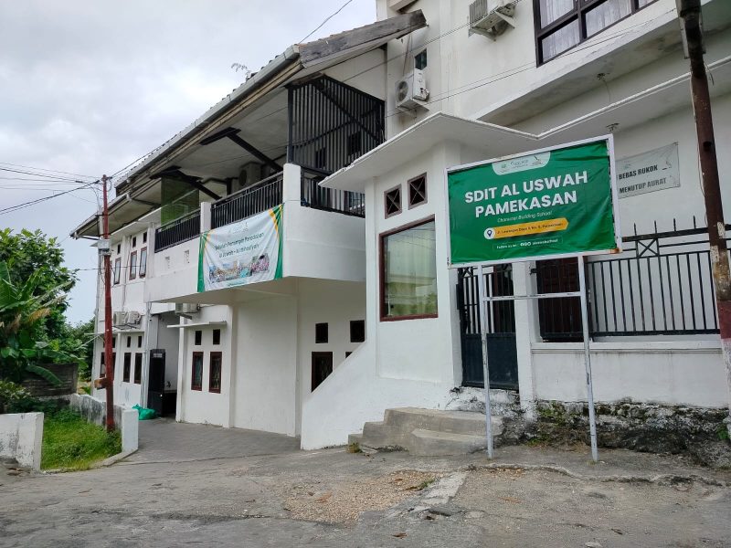 SEPI: Halaman SDIT Al-Uswah di Kelurahan Lawangan Daya, Kecamatan Pademawu, Pamekasan terlihat sepi. (LAILATUL NURIYAH / KLIKMADURA)