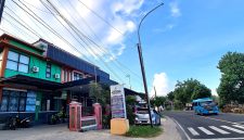 Kendaraan lalu lalang di depan Puskesmas Talang tepatnya di Jalan Raya Sumenep - Pamekasan. (DOK. KLIKMADURA)