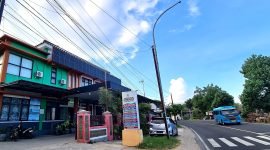 Kendaraan lalu lalang di depan Puskesmas Talang tepatnya di Jalan Raya Sumenep - Pamekasan. (DOK. KLIKMADURA)