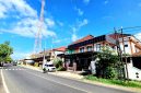 TERIK: Pengendara melintas di depan Puskesmas Talang Siring, Pamekasan. (DOK. KLIKMADURA)