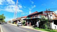 TERIK: Pengendara melintas di depan Puskesmas Talang Siring, Pamekasan. (DOK. KLIKMADURA)