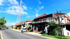 TERIK: Pengendara melintas di depan Puskesmas Talang Siring, Pamekasan. (DOK. KLIKMADURA)