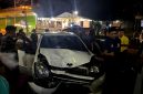 Warga berkerumun menolong korban kecelakaan lalu lintas di Ketapang, Sampang. (ISTIMEWA)
