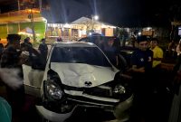 Warga berkerumun menolong korban kecelakaan lalu lintas di Ketapang, Sampang. (ISTIMEWA)