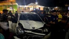 Warga berkerumun menolong korban kecelakaan lalu lintas di Ketapang, Sampang. (ISTIMEWA)