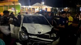 Warga berkerumun menolong korban kecelakaan lalu lintas di Ketapang, Sampang. (ISTIMEWA)