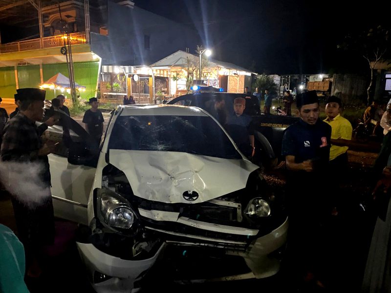 Warga berkerumun menolong korban kecelakaan lalu lintas di Ketapang, Sampang. (ISTIMEWA)
