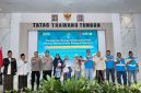 Tim dari PLN UID Jatim, Kapolres Pamekasan bersama tokoh masyarakat foto bersama usai kegiatan. (MOH. IQBALUL KHAVEI MZ / KLIKMADURA)