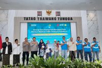 Tim dari PLN UID Jatim, Kapolres Pamekasan bersama tokoh masyarakat foto bersama usai kegiatan. (MOH. IQBALUL KHAVEI MZ / KLIKMADURA)
