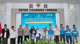 Tim dari PLN UID Jatim, Kapolres Pamekasan bersama tokoh masyarakat foto bersama usai kegiatan. (MOH. IQBALUL KHAVEI MZ / KLIKMADURA)