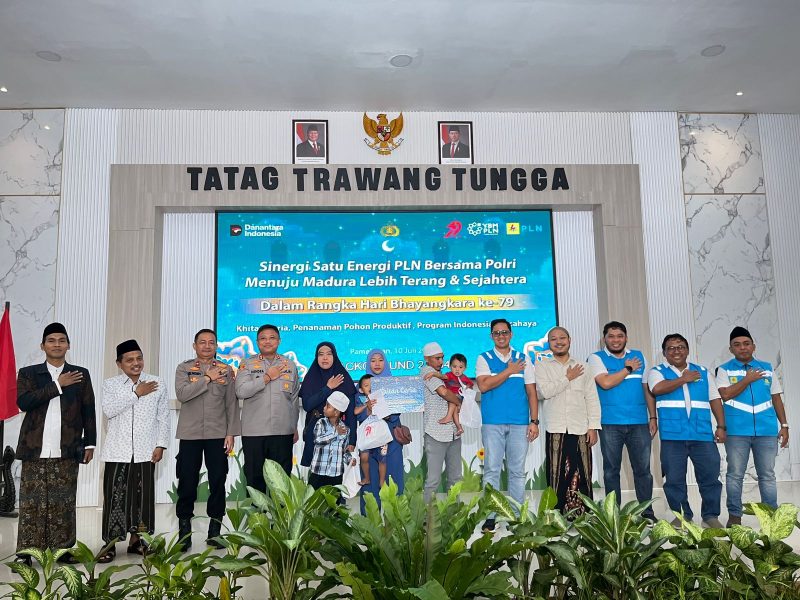 Tim dari PLN UID Jatim, Kapolres Pamekasan bersama tokoh masyarakat foto bersama usai kegiatan. (MOH. IQBALUL KHAVEI MZ / KLIKMADURA)