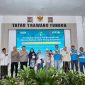 Tim dari PLN UID Jatim, Kapolres Pamekasan bersama tokoh masyarakat foto bersama usai kegiatan. (MOH. IQBALUL KHAVEI MZ / KLIKMADURA)