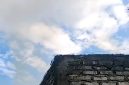Kepulan asap dari gudang rokok di Dusun Nyalaran, Desa Blumbungan, Kecamatan Larangan Pamekasan yang mengganggu warga. (SUYYINAH FOR KLIKMADURA)