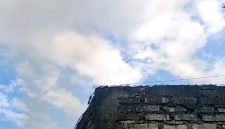 Kepulan asap dari gudang rokok di Dusun Nyalaran, Desa Blumbungan, Kecamatan Larangan Pamekasan yang mengganggu warga. (SUYYINAH FOR KLIKMADURA)