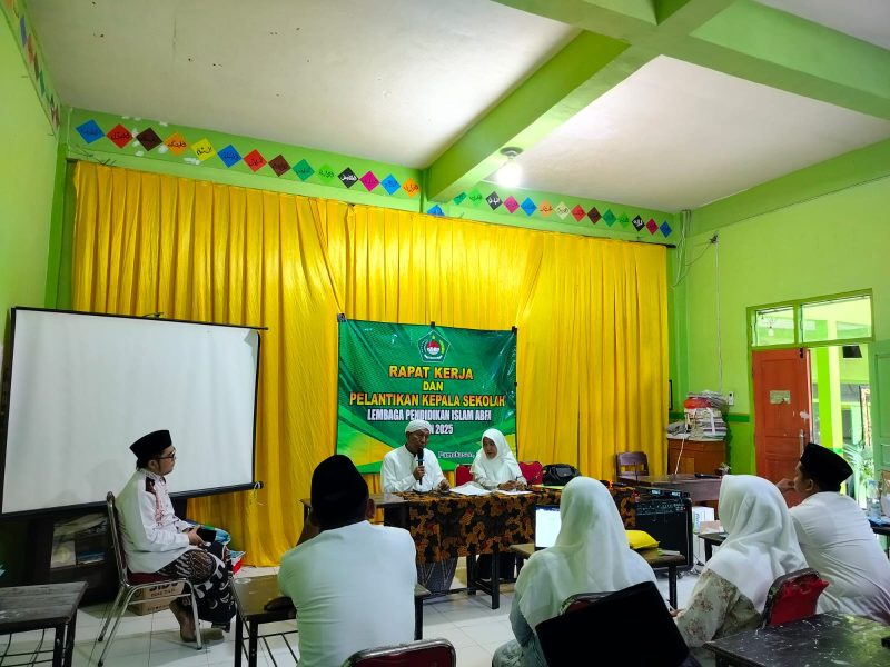 KHIDMAT: Ketua Yayasan Al-Faqih Muhammad Bilfaqih, S.Sos menghadiri raker dan pelantikan Kepsek di LPI Abfa Pamekasan. (LAILIYATUN NURIYAH/KLIK MADURA).