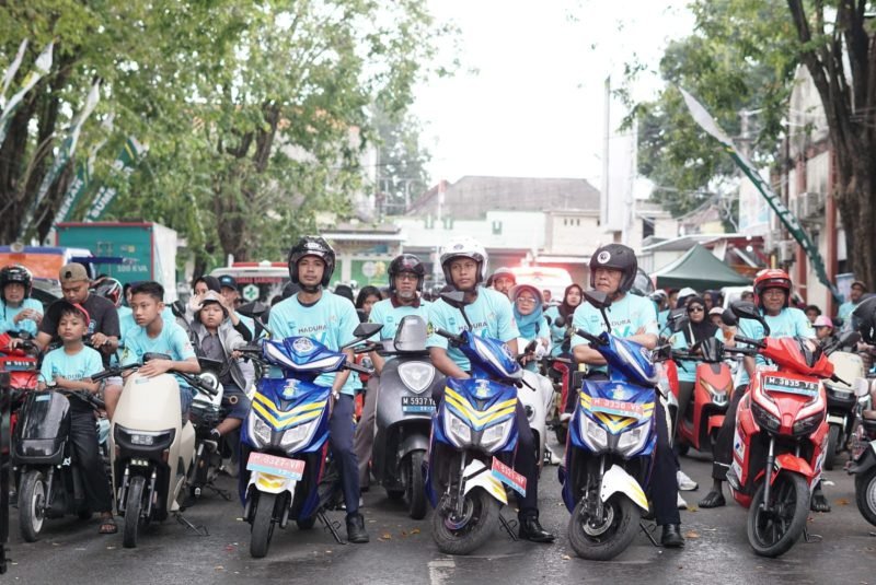 Peserta touring kendaraan listrik bersiap mengikuti kegiatan.