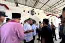 Puluhan warga saat melakukan aksi demonstrasi di depan Lapas Kelas II-A Pamekasan terkait dugaan aksi tidak terpuji salah satu warga binaan. (MOH. IQBALUL KHAVEI MZ / KLIKMADURA)