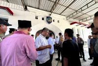 Puluhan warga saat melakukan aksi demonstrasi di depan Lapas Kelas II-A Pamekasan terkait dugaan aksi tidak terpuji salah satu warga binaan. (MOH. IQBALUL KHAVEI MZ / KLIKMADURA)