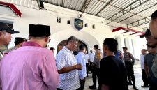 Puluhan warga saat melakukan aksi demonstrasi di depan Lapas Kelas II-A Pamekasan terkait dugaan aksi tidak terpuji salah satu warga binaan. (MOH. IQBALUL KHAVEI MZ / KLIKMADURA)