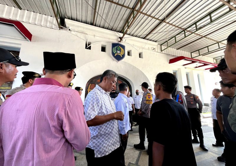 Puluhan warga saat melakukan aksi demonstrasi di depan Lapas Kelas II-A Pamekasan terkait dugaan aksi tidak terpuji salah satu warga binaan. (MOH. IQBALUL KHAVEI MZ / KLIKMADURA)