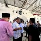 Puluhan warga saat melakukan aksi demonstrasi di depan Lapas Kelas II-A Pamekasan terkait dugaan aksi tidak terpuji salah satu warga binaan. (MOH. IQBALUL KHAVEI MZ / KLIKMADURA)
