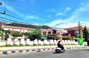 Pengendara melintas di depan Rumah Sakit Umum Daerah (RSUD) Dr. H. Mohammad Anwar Sumenep. (DOK. KLIKMADURA)