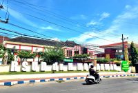 Pengendara melintas di depan Rumah Sakit Umum Daerah (RSUD) Dr. H. Mohammad Anwar Sumenep. (DOK. KLIKMADURA)