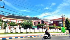 Pengendara melintas di depan Rumah Sakit Umum Daerah (RSUD) Dr. H. Mohammad Anwar Sumenep. (DOK. KLIKMADURA)