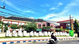 Pengendara melintas di depan Rumah Sakit Umum Daerah (RSUD) Dr. H. Mohammad Anwar Sumenep. (DOK. KLIKMADURA)