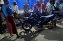 Warga Desa Palengaan Daya, Kecamatan Palengaan, Pamekasan berkumpul usai menangkap pelaku curanmor. (POLRES PAMEKASAN FOR KLIKMADURA)