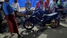 Warga Desa Palengaan Daya, Kecamatan Palengaan, Pamekasan berkumpul usai menangkap pelaku curanmor. (POLRES PAMEKASAN FOR KLIKMADURA)