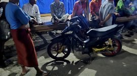 Warga Desa Palengaan Daya, Kecamatan Palengaan, Pamekasan berkumpul usai menangkap pelaku curanmor. (POLRES PAMEKASAN FOR KLIKMADURA)