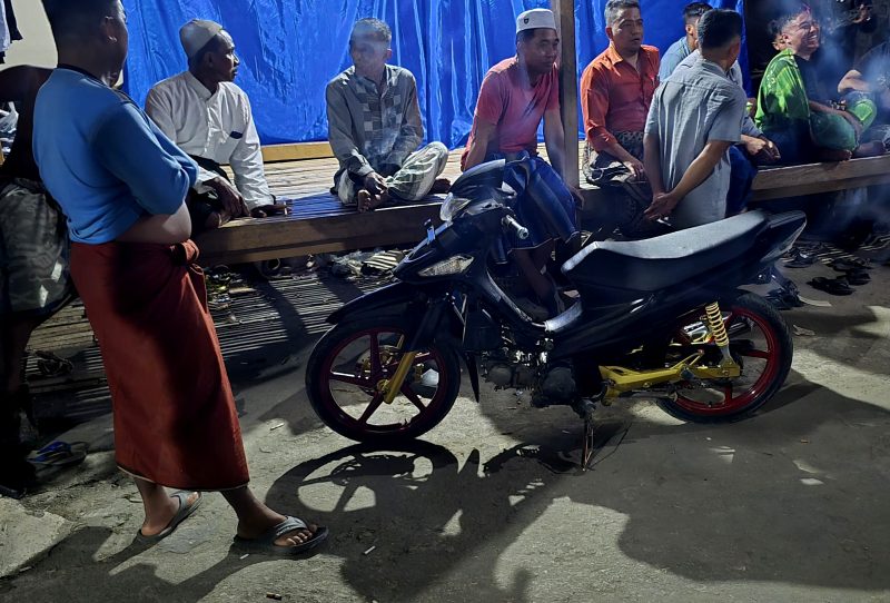 Warga Desa Palengaan Daya, Kecamatan Palengaan, Pamekasan berkumpul usai menangkap pelaku curanmor. (POLRES PAMEKASAN FOR KLIKMADURA)