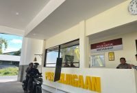 Warga berada di Mapolres Pamekasan. (MOH. IQBALUL KHAVEI MZ / KLIKMADURA)