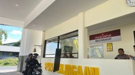 Warga berada di Mapolres Pamekasan. (MOH. IQBALUL KHAVEI MZ / KLIKMADURA)