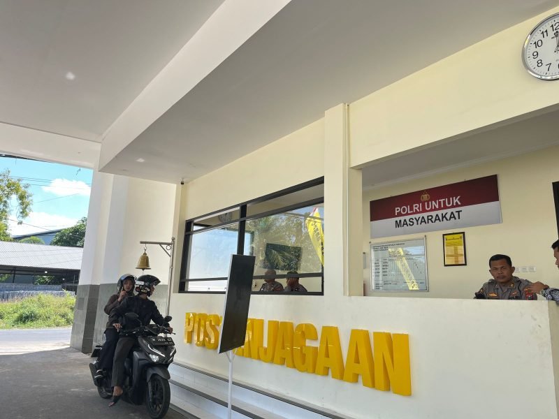 Warga berada di Mapolres Pamekasan. (MOH. IQBALUL KHAVEI MZ / KLIKMADURA)