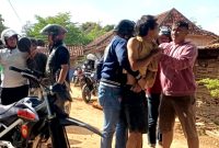 MENEGANGKAN: Polisi mengamankan tiga pengguna narkoba saat pesta di Desa Campor, Kecamatan Proppo, Pamekasan. (POLRES PAMEKASAN FOR KLIKMADURA)