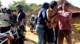 MENEGANGKAN: Polisi mengamankan tiga pengguna narkoba saat pesta di Desa Campor, Kecamatan Proppo, Pamekasan. (POLRES PAMEKASAN FOR KLIKMADURA)
